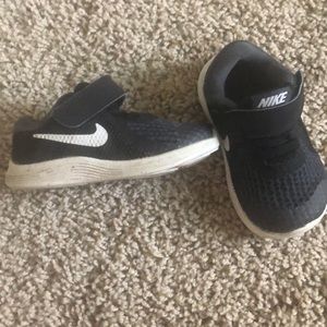 Nike black toddler shoes